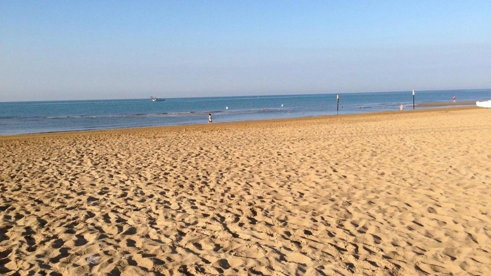 Beachfront Escape One Bedroom Flat With Ac ビビオーネ アパート